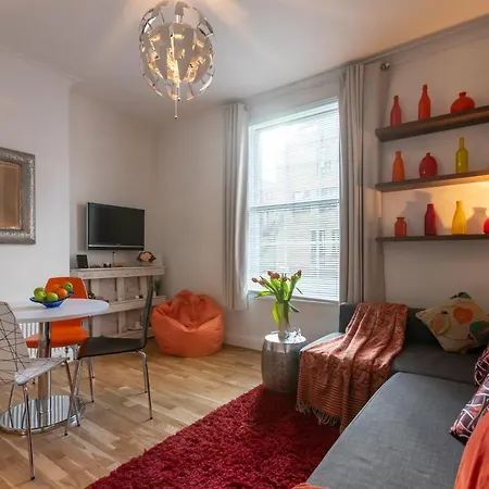 The Wanderlust - 1 Bedroom Apartment L Sleeps 4 With Sofa Bed L Prime Location Plus Free Wifi L Perfect For Business & Leisure Travelers L 15Percent Off Weekly & 20Percent Off Monthly Stays!